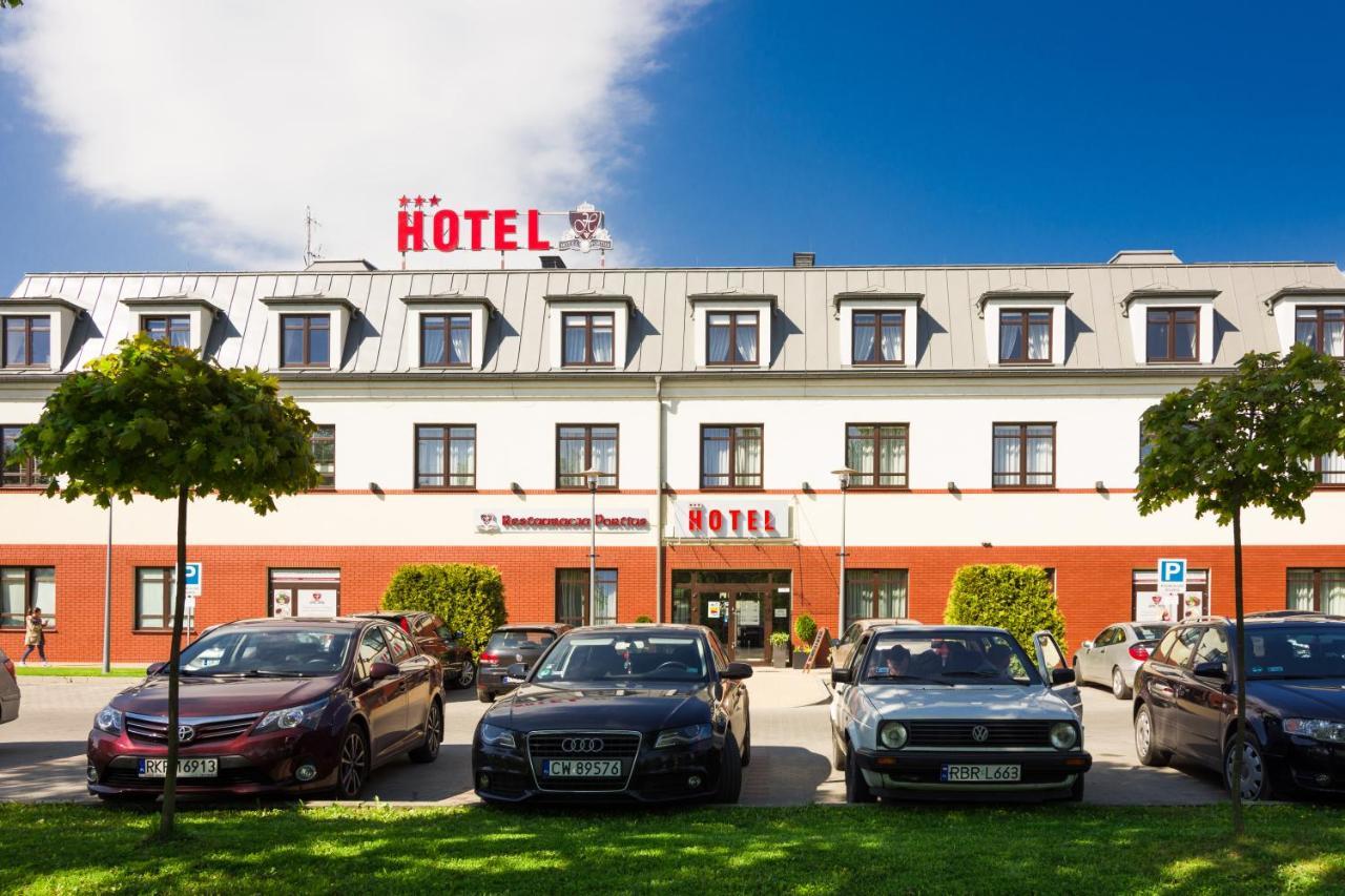 Portius Hotell Krosno Eksteriør bilde